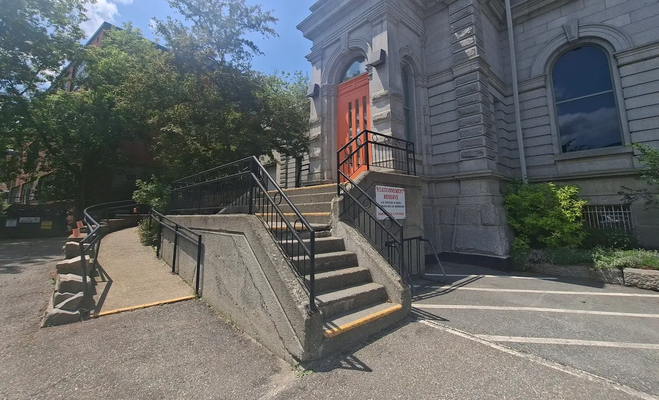 Outdoor entrance - Secondary - On the left side