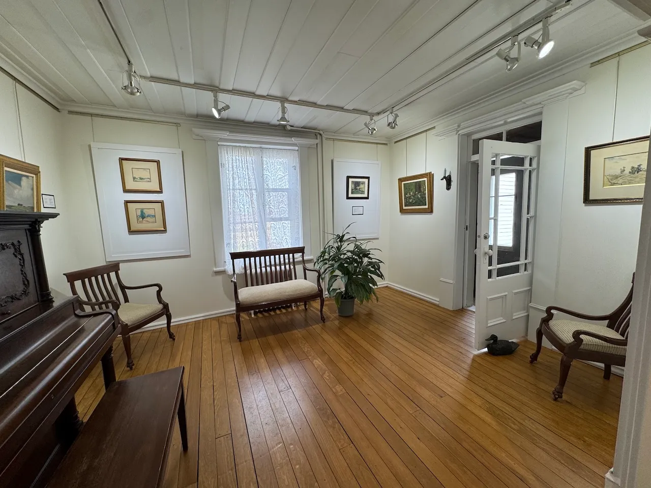 Antique furniture and artwork on the walls