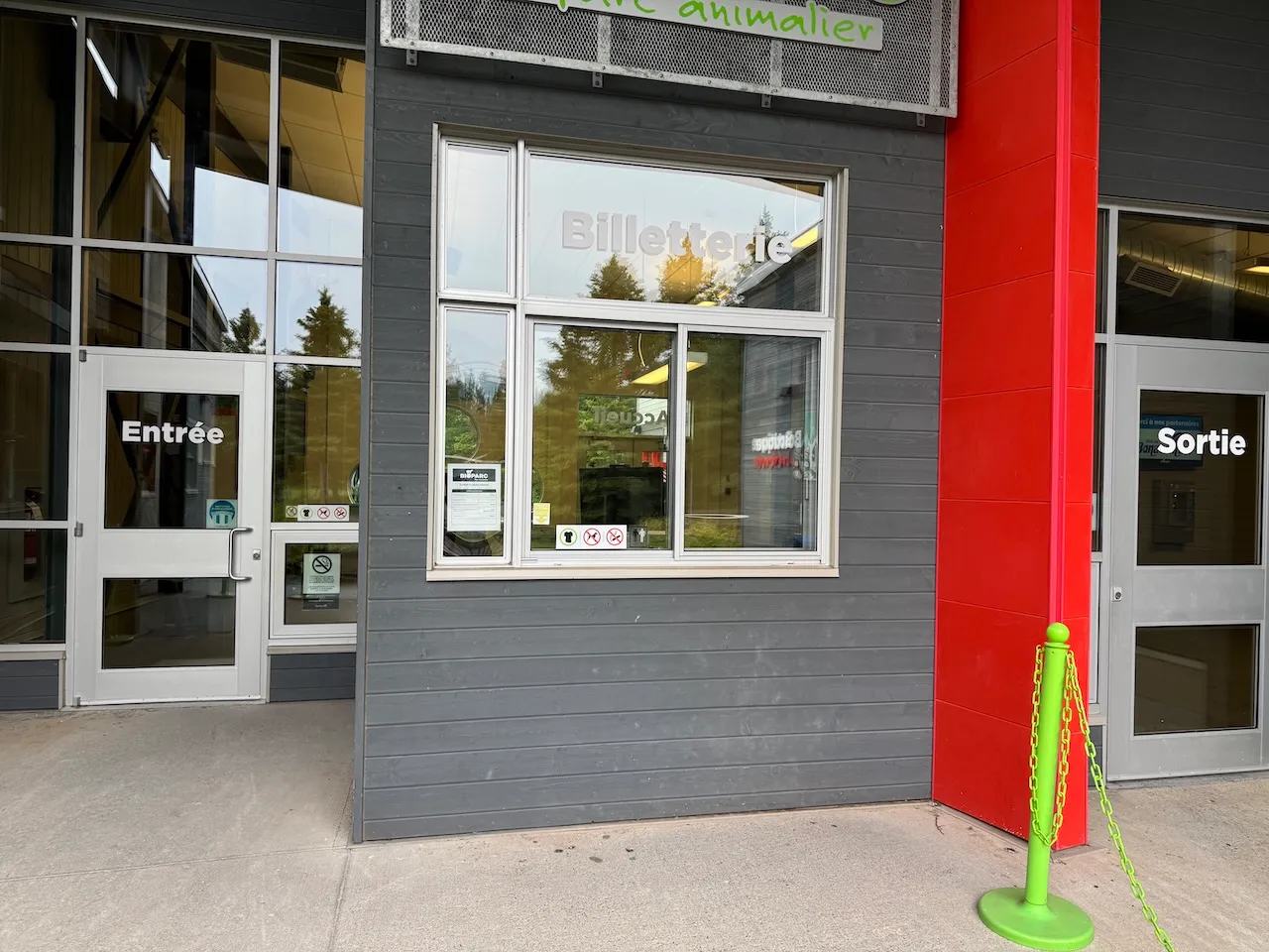 Entrée et comptoir de billetterie