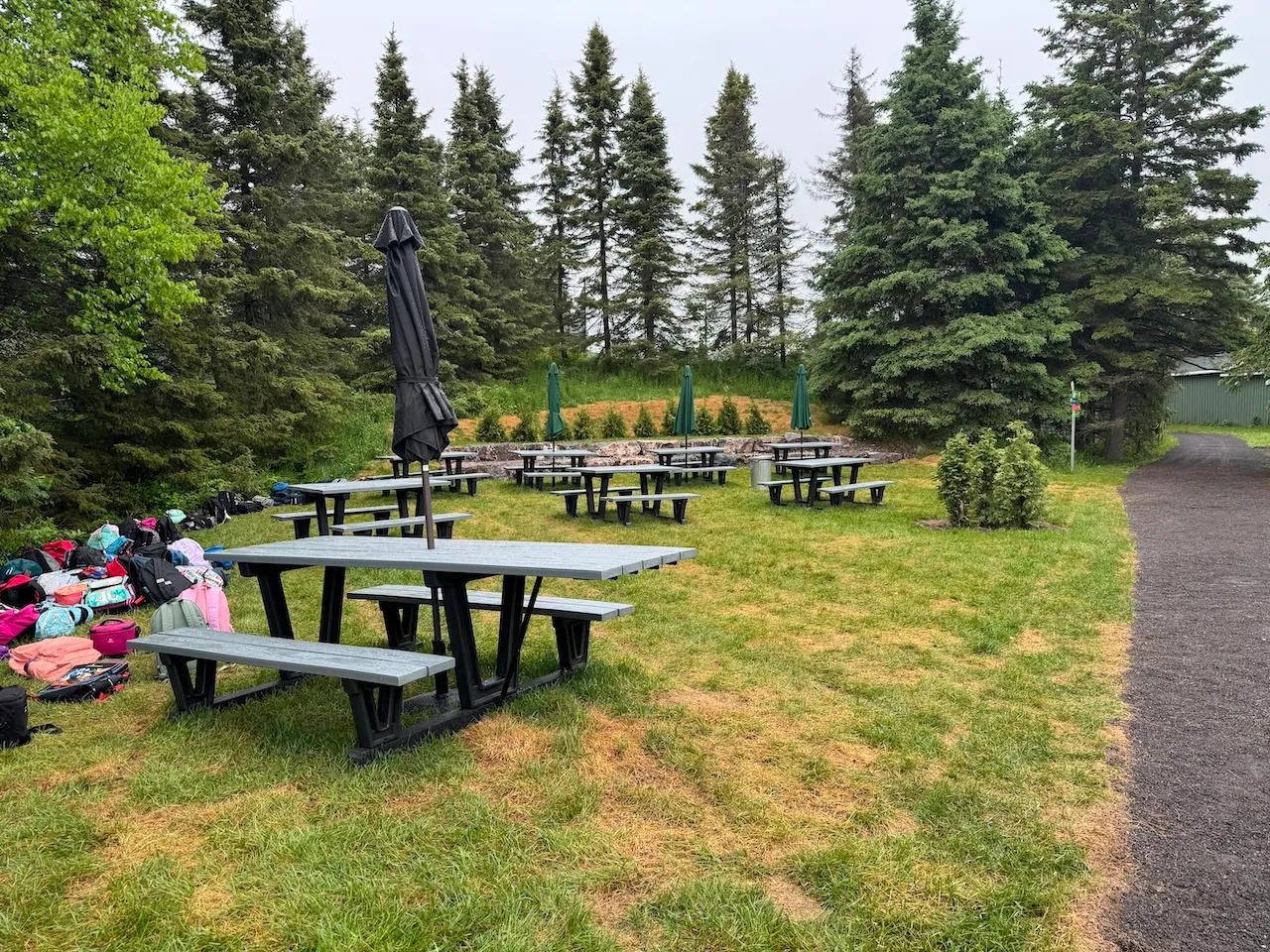 Aire de repos - Table de pique-nique accessible