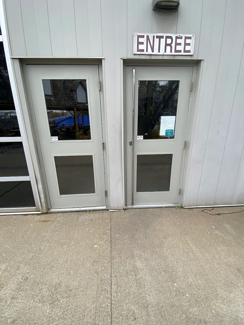Door leading to the outdoor amphitheater (entrance view)
