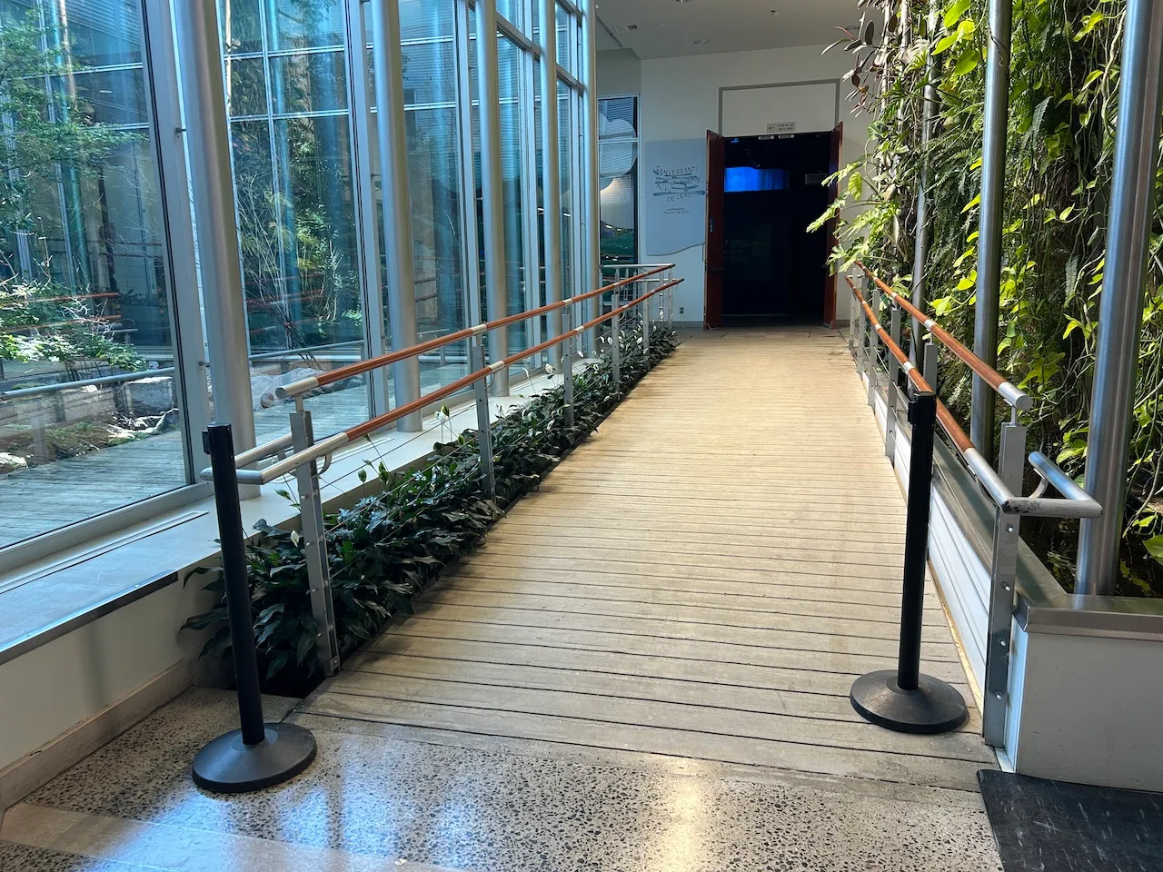 Rampe d’accès aux salles d’exposition du niveau 1.