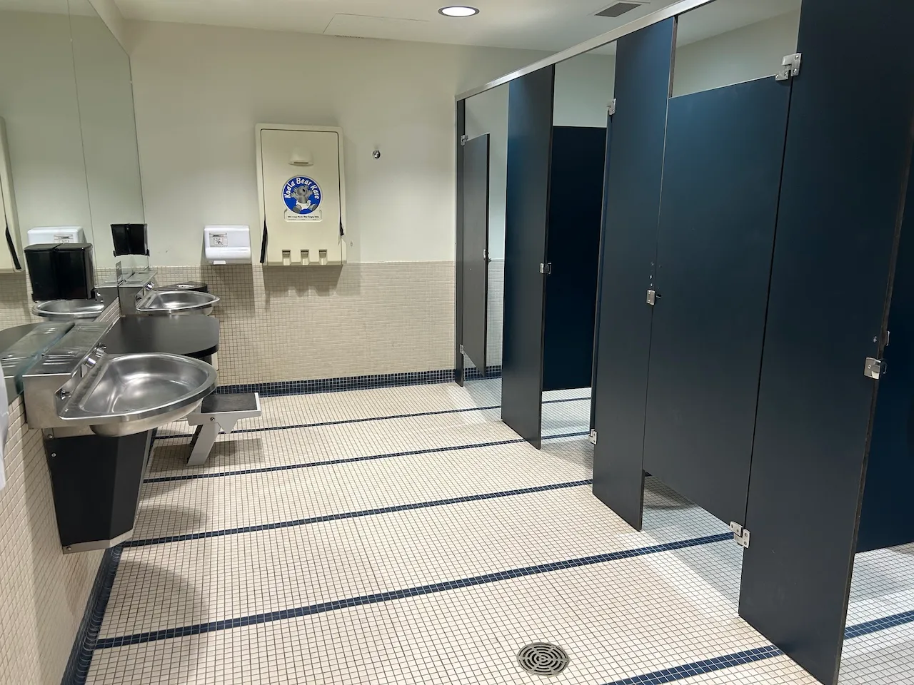 Niveau 1 - Salle de toilettes - Femme