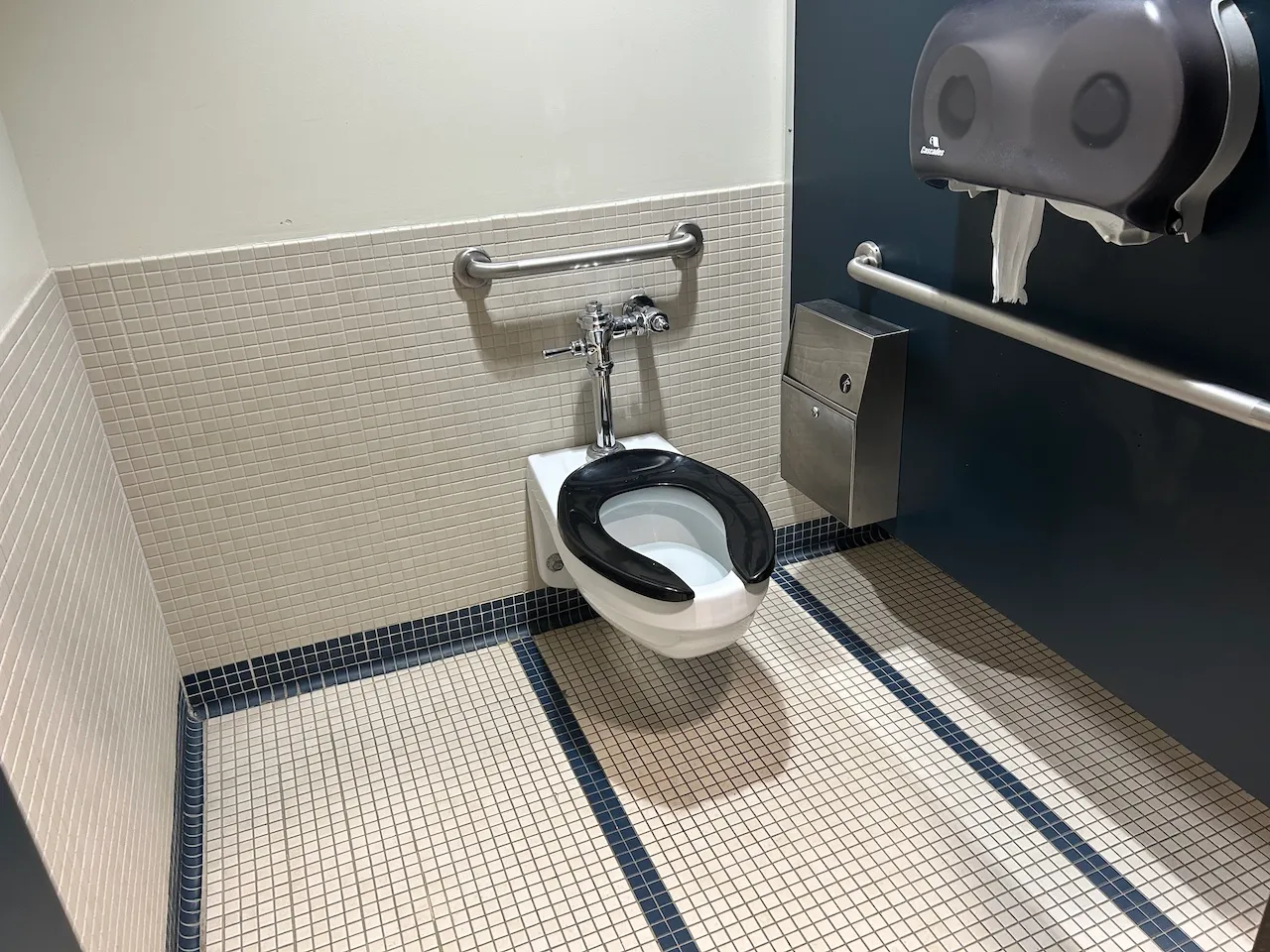 Niveau 1 - Salle de toilettes - Femme