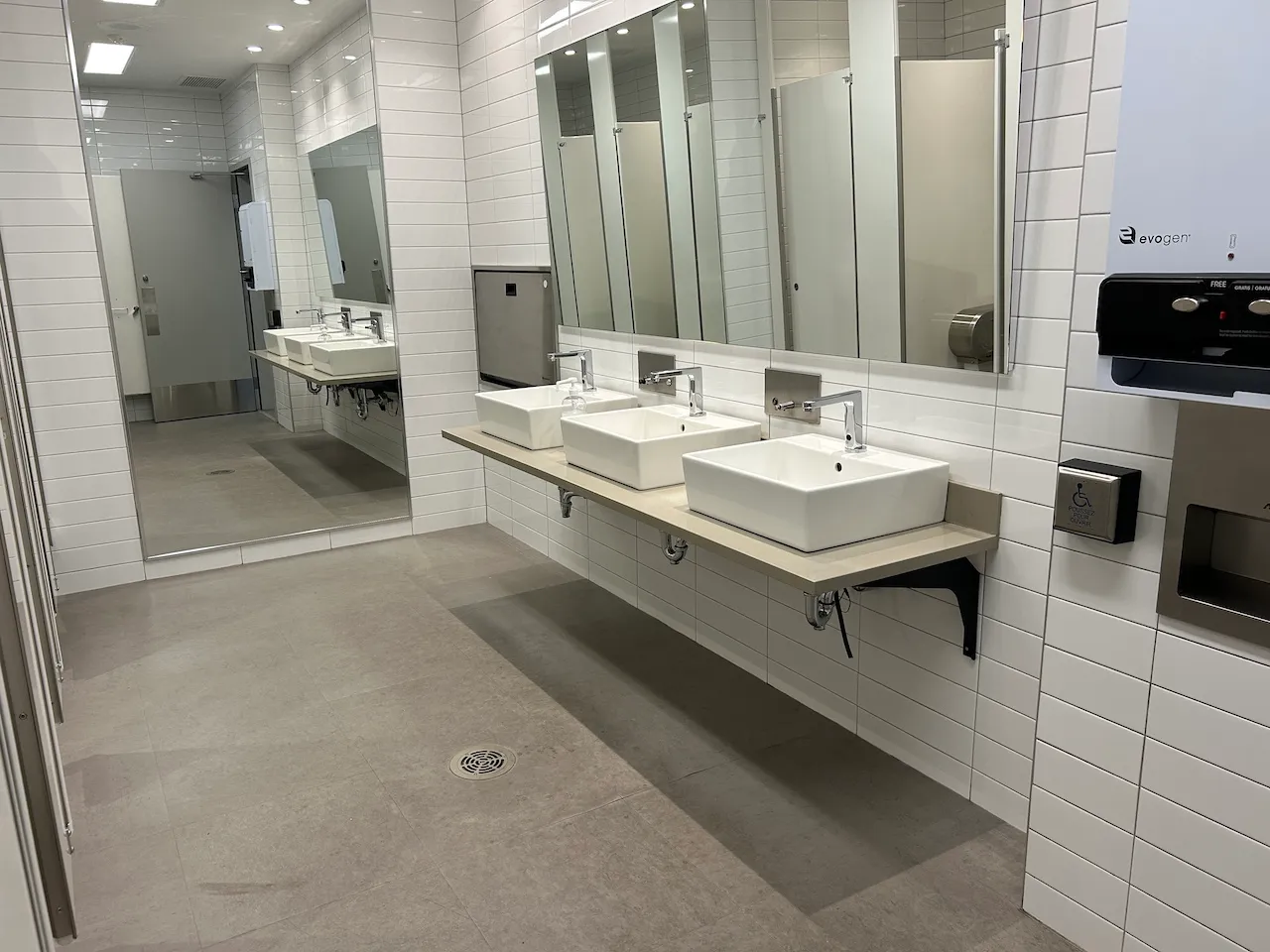 Niveau 3 - Salle de toilettes - Femme