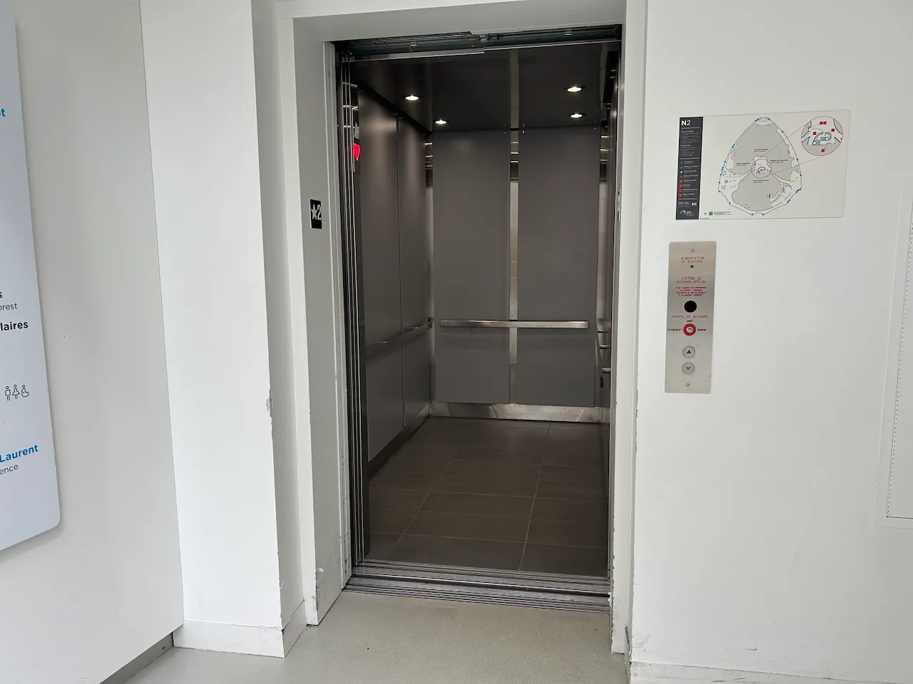 Ascenseur menant du niveau 1 au niveau 3