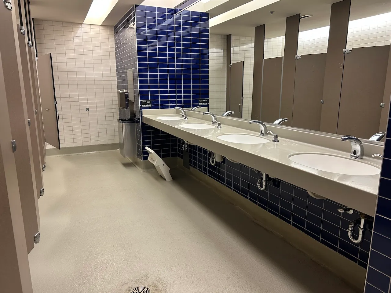 Niveau 1 - Salle de toilettes - Femme
