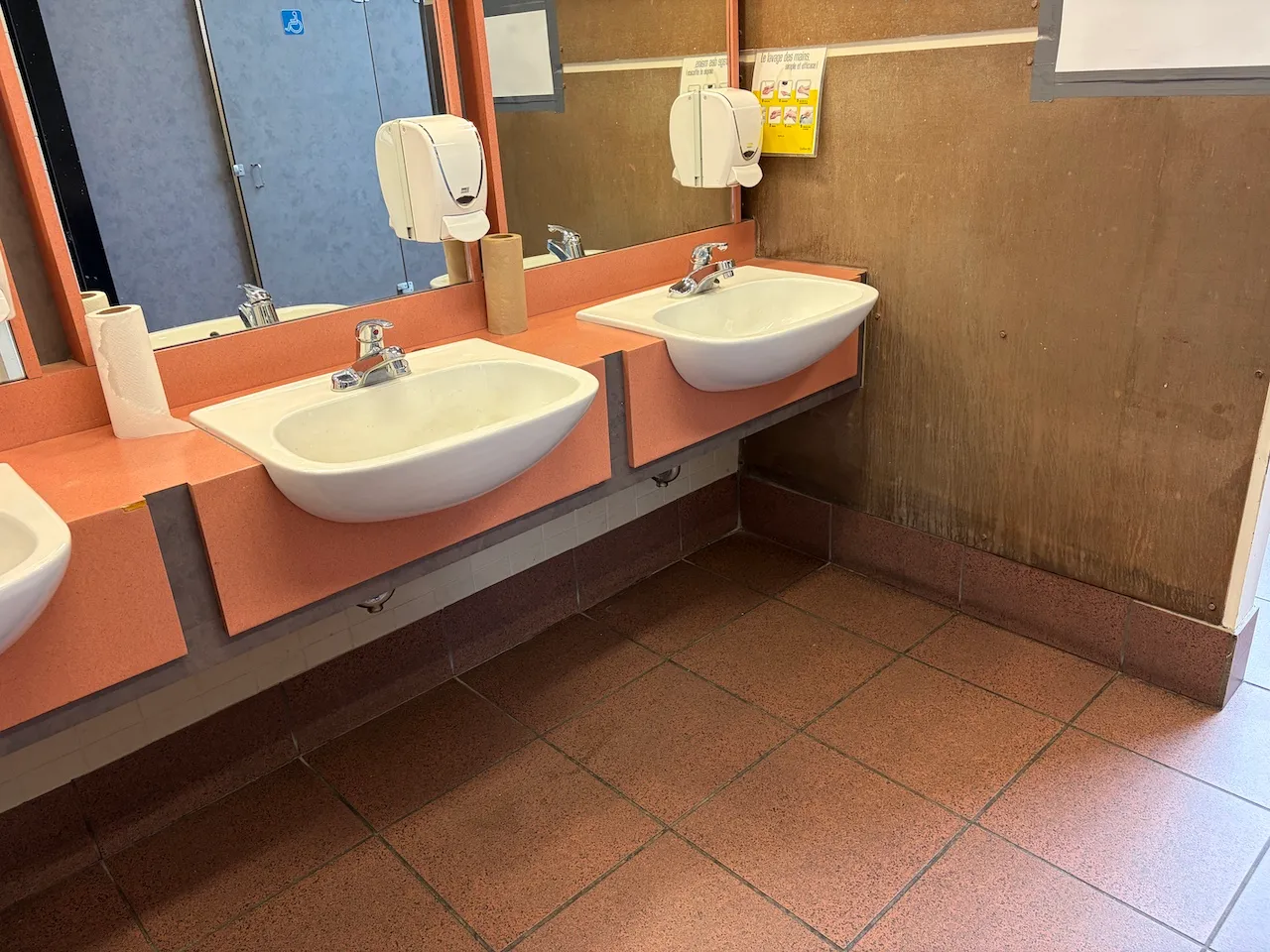 Salle de toilettes homme