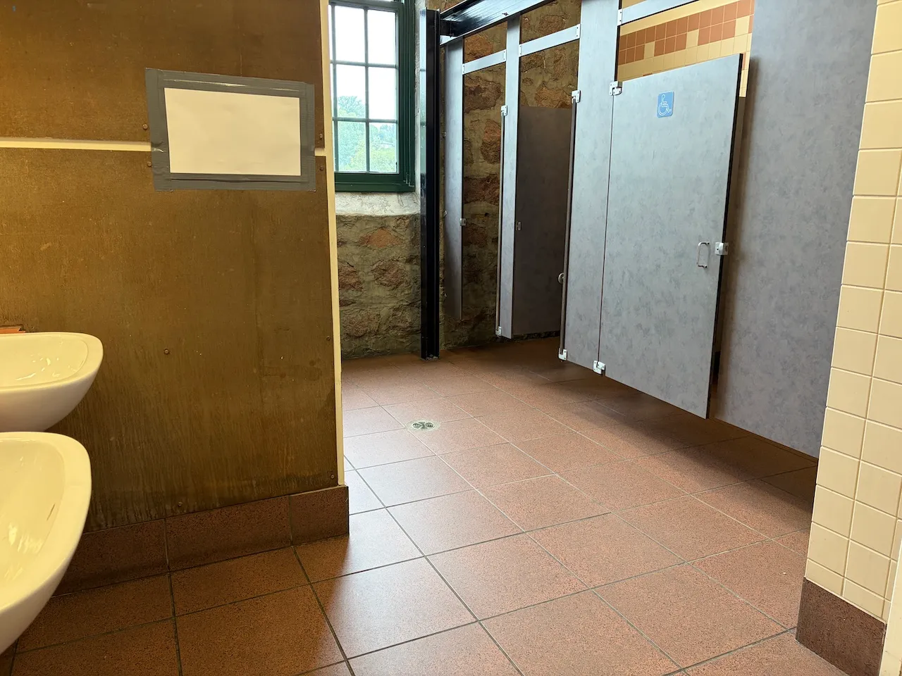Salle de toilettes homme