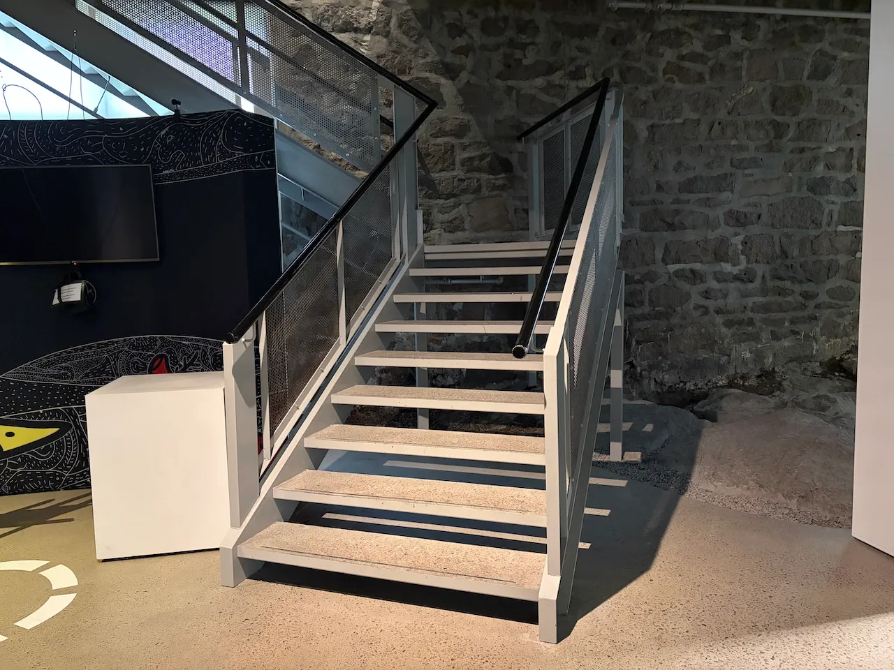 Escalier donnant accès à l'exposition Arthur Villeneuve – Prophète en son pays