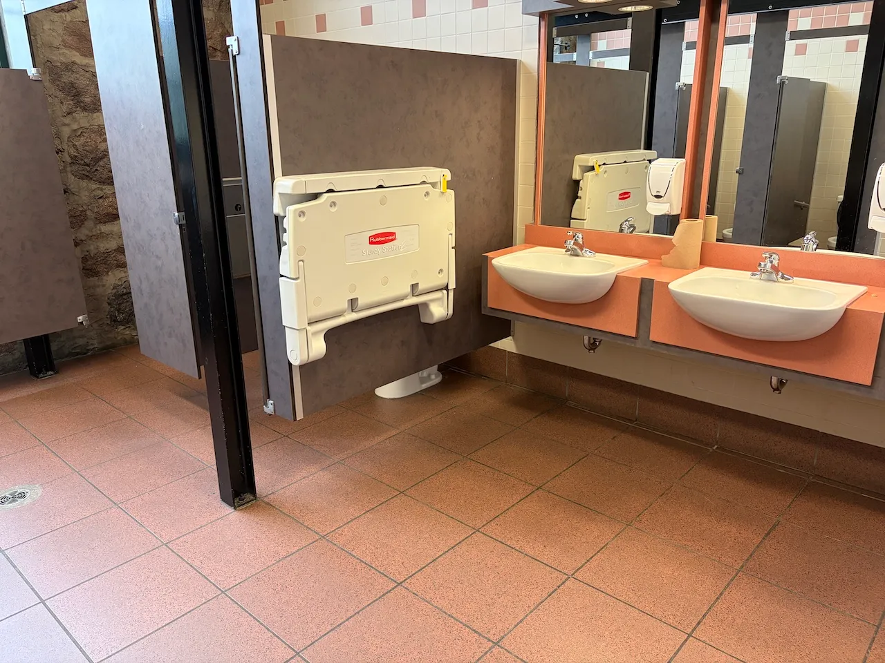 Salle de toilettes femme