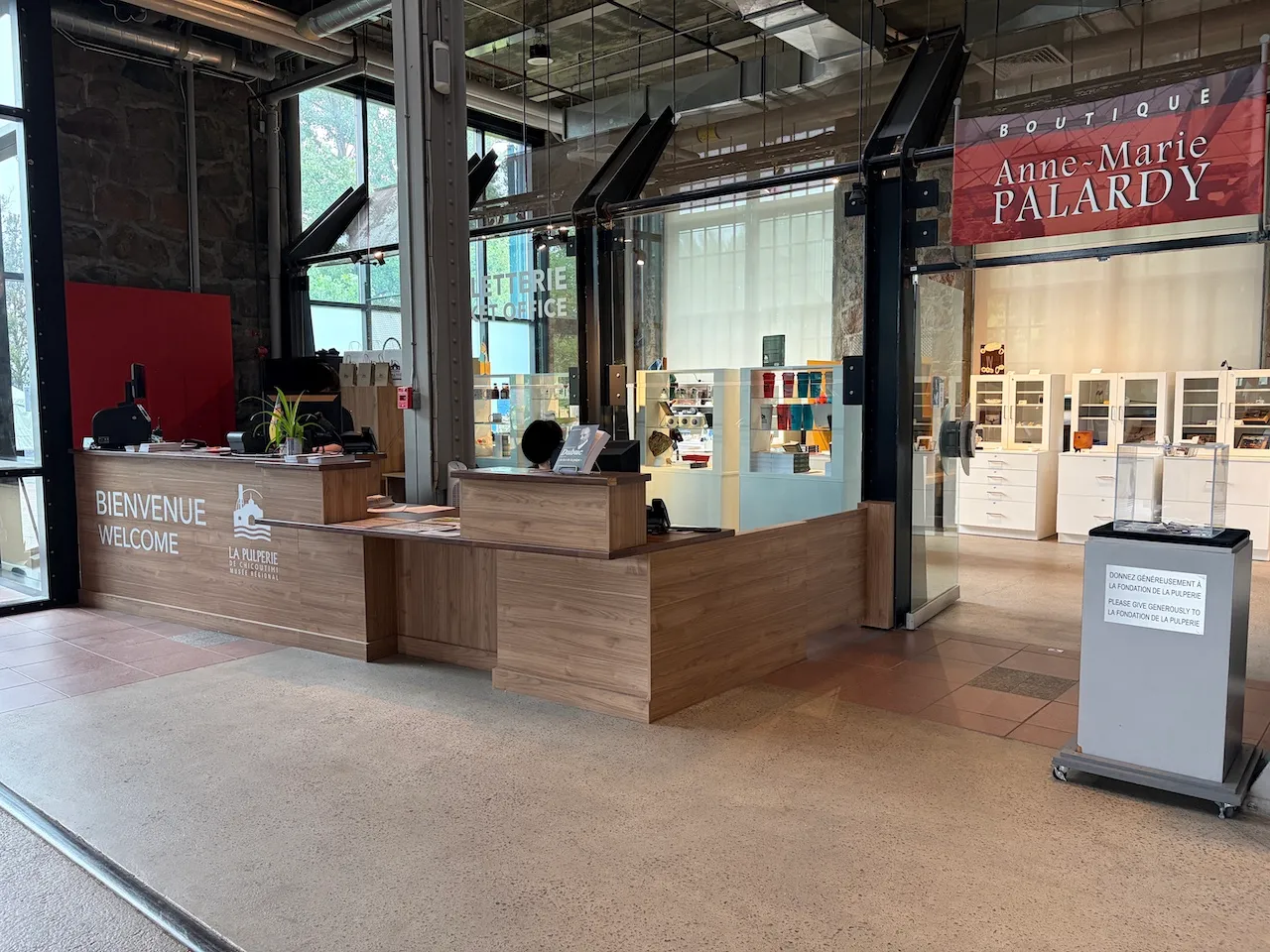 Comptoir réception et entrée de la boutique