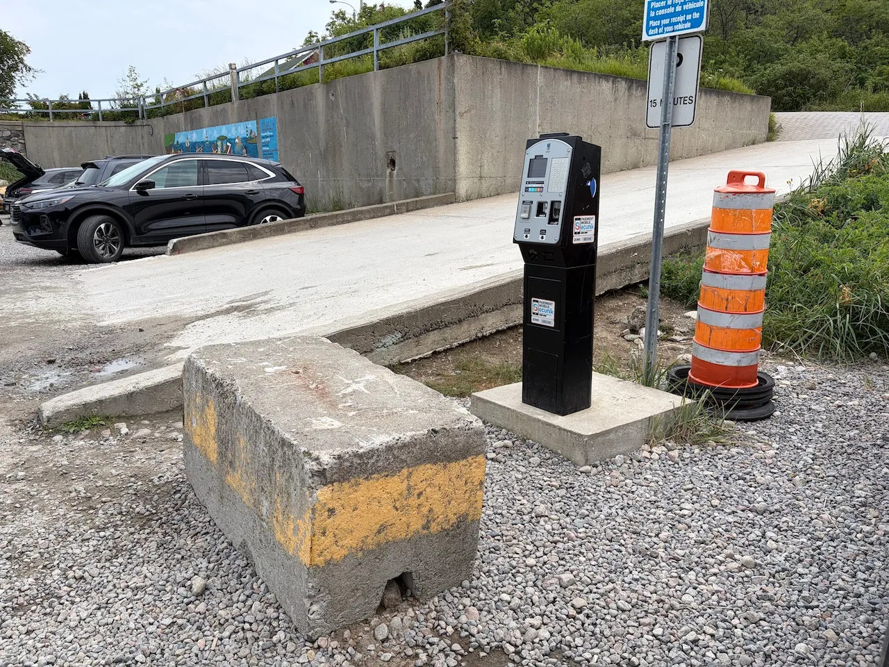 Parking - Payment terminal and access ramp