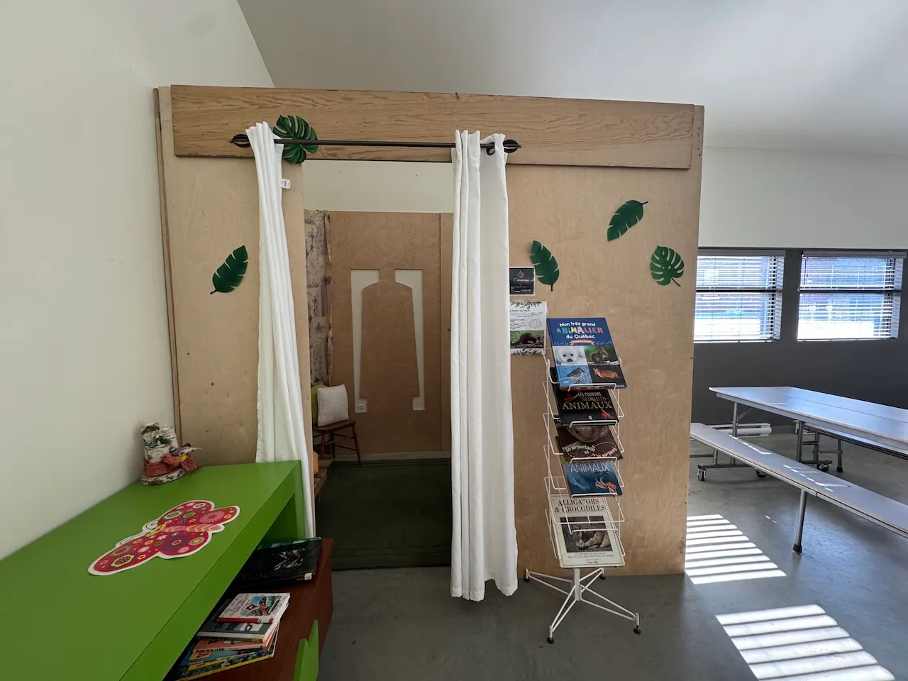 Quiet area in the room for groups