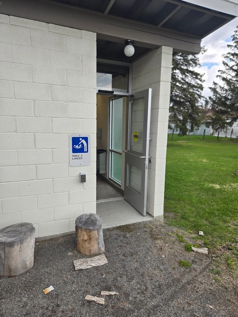 Entrée du bloc sanitaire