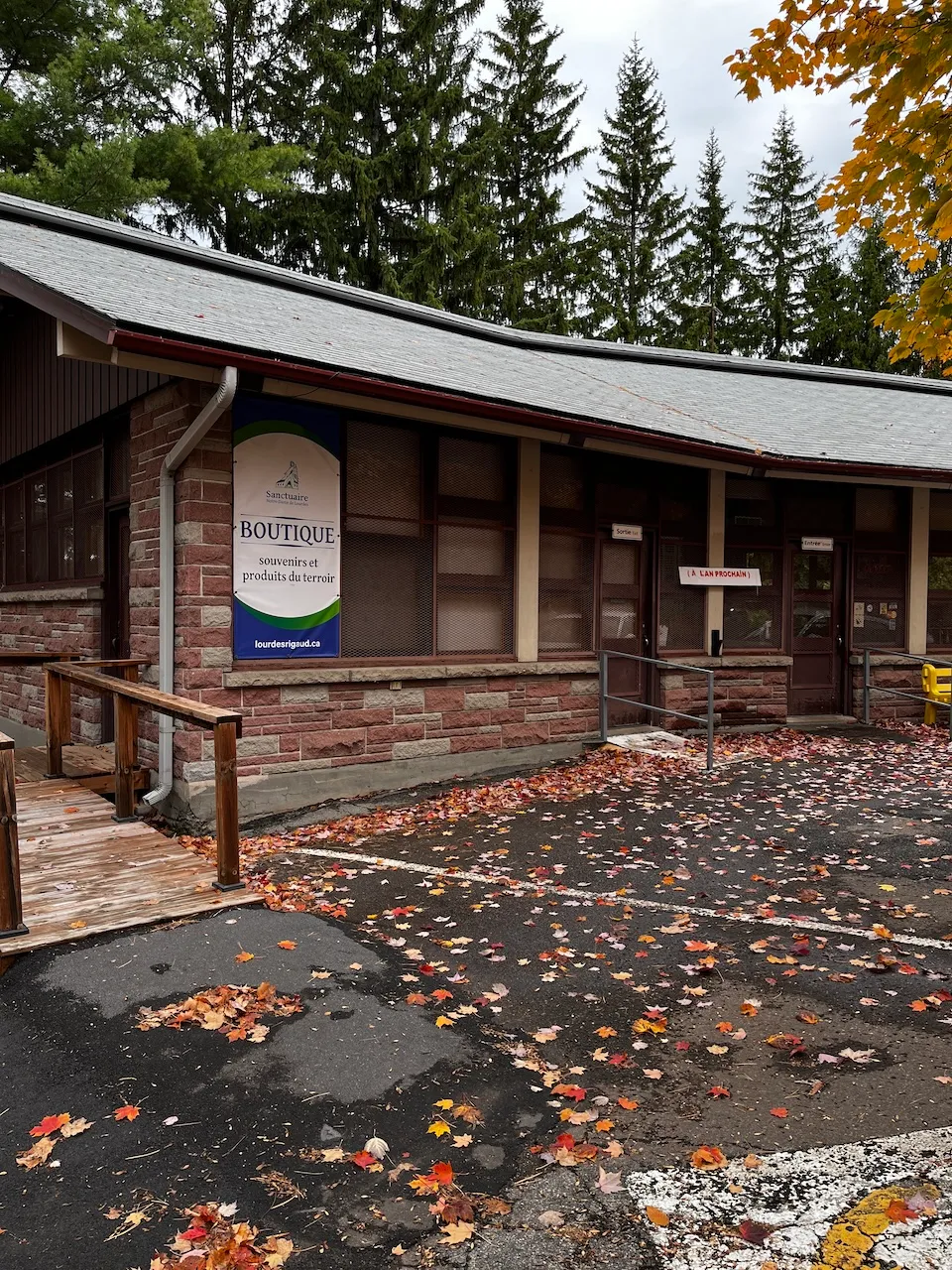 Entrée - bureau d'accueil et magasin