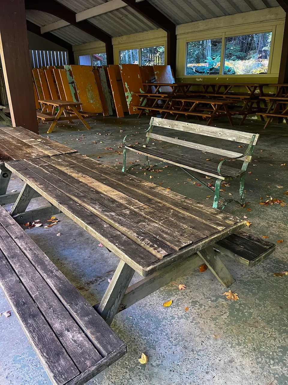 Aire de pique-nique - tables et chaises