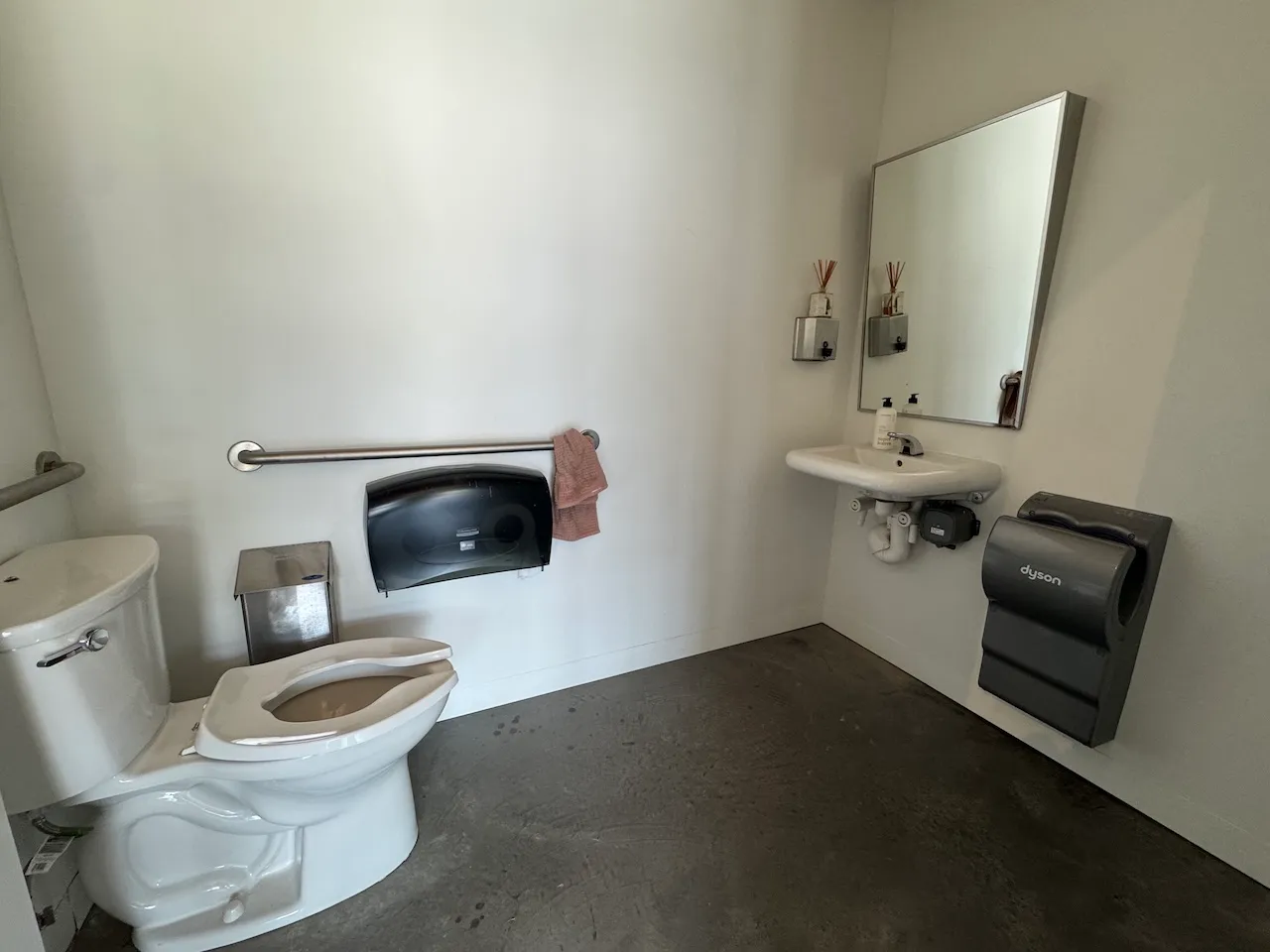 Salle de toilette universelle - Grand Hall