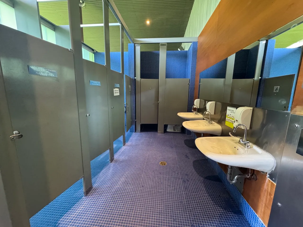 Salle de toilettes - Bâtiment d'accueil