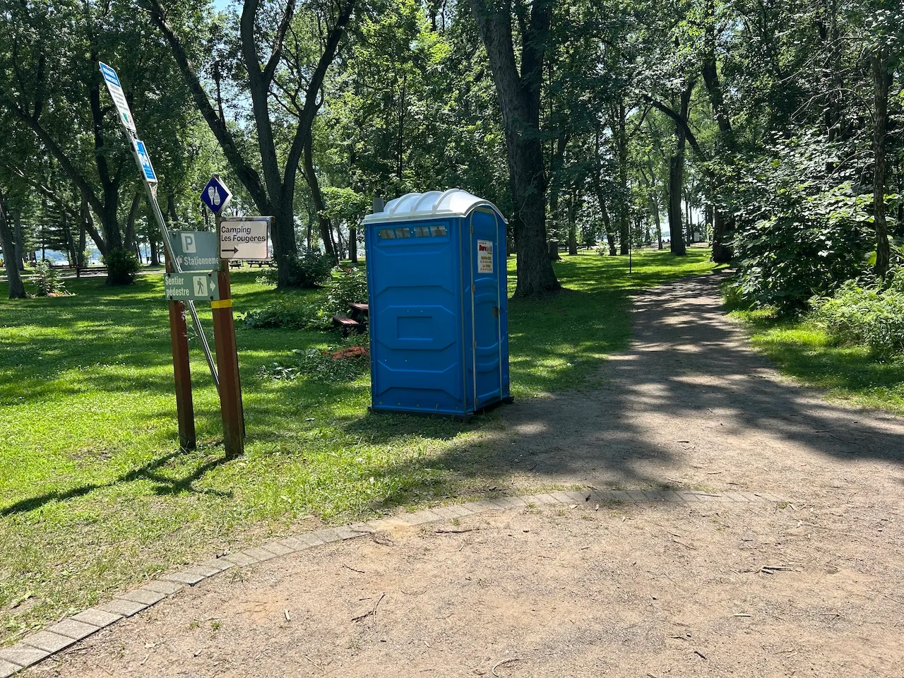 Les Fougères Campground - Chemical restroom near the campsites