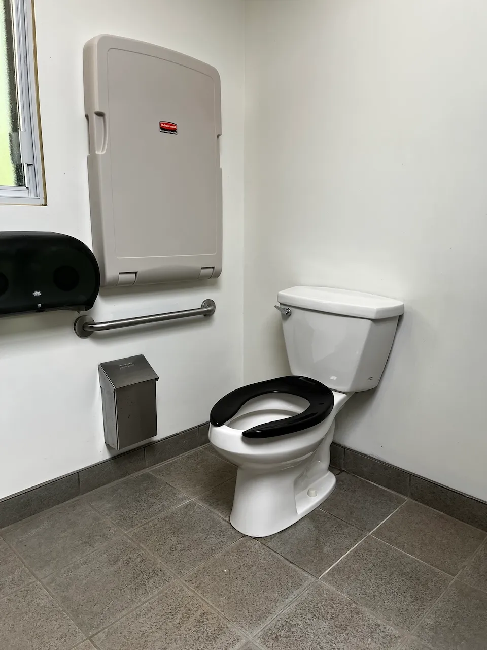 Cottage - washroom - women's