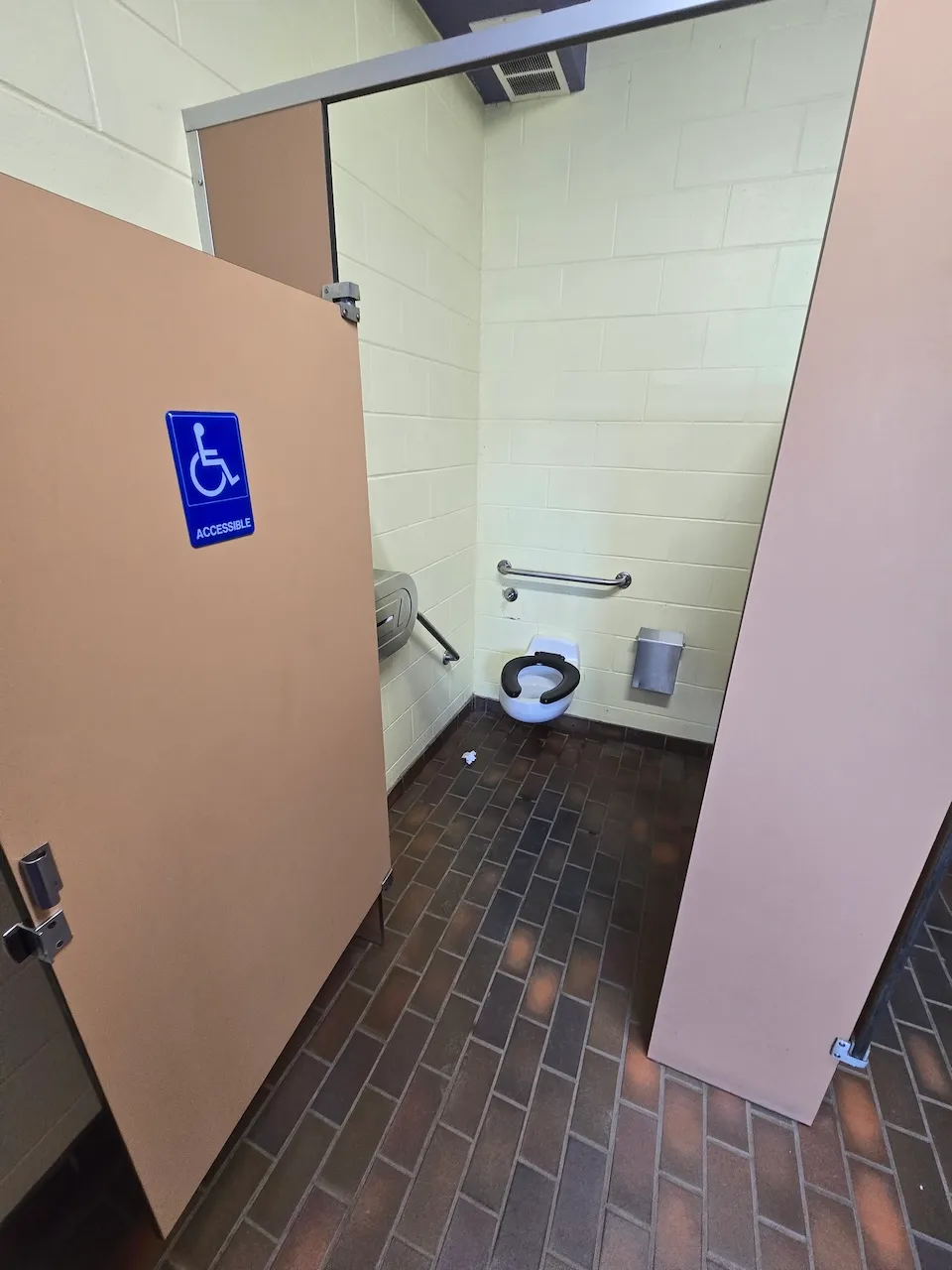Cabinet de toilette accessible des femmes