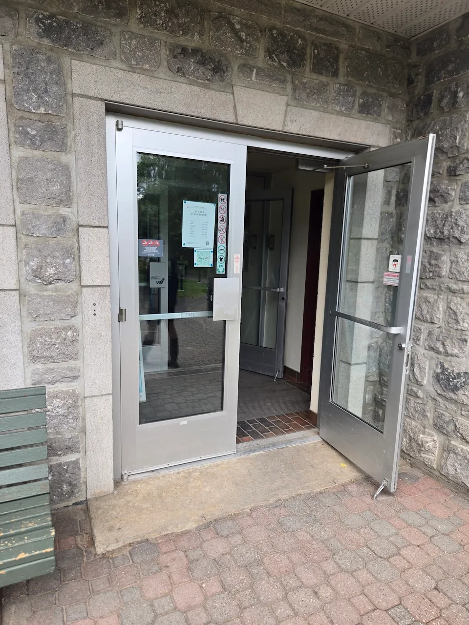 Entrée extérieure du Chalet d'Accueil