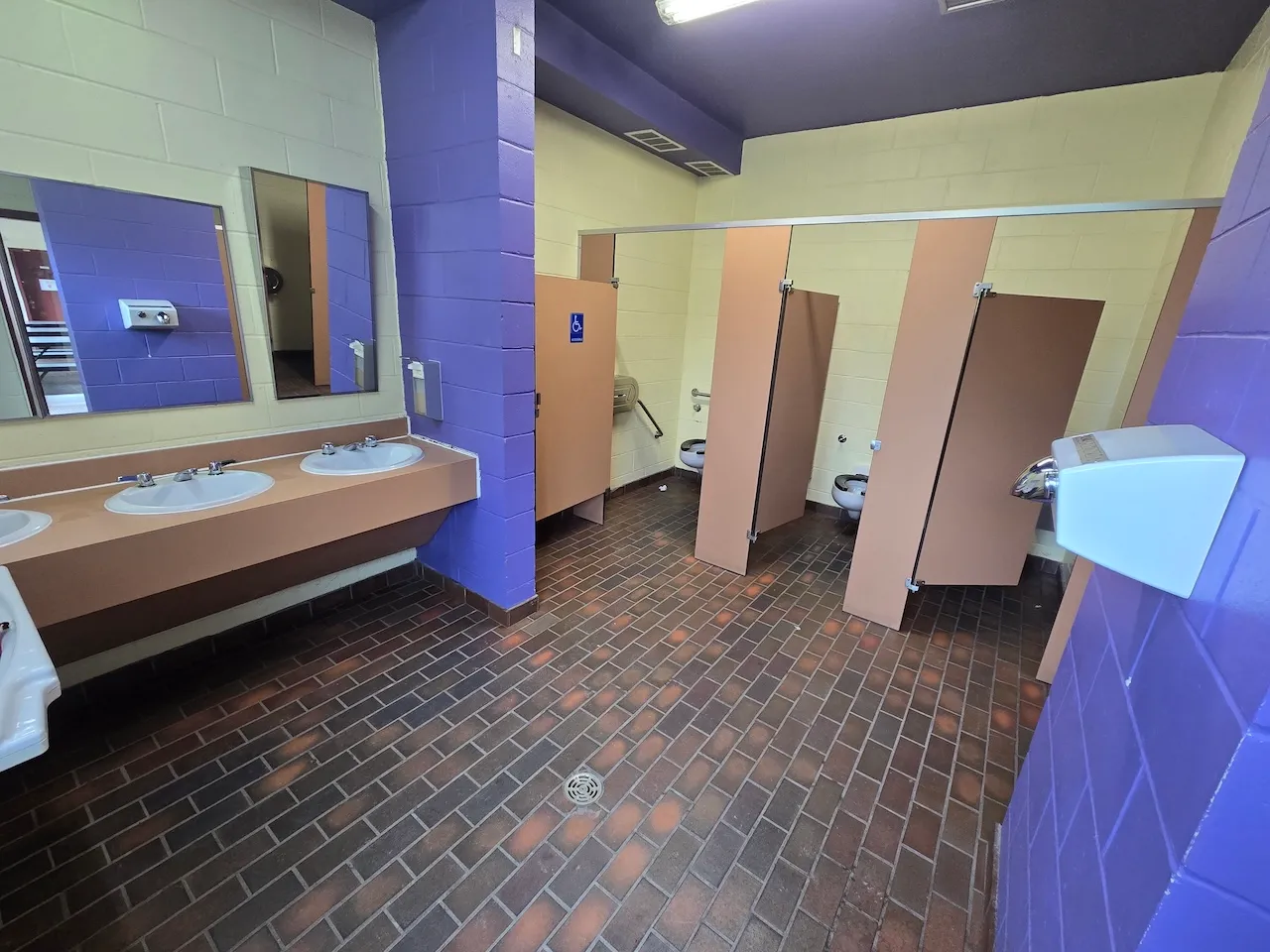 Salle de toilettes des femmes