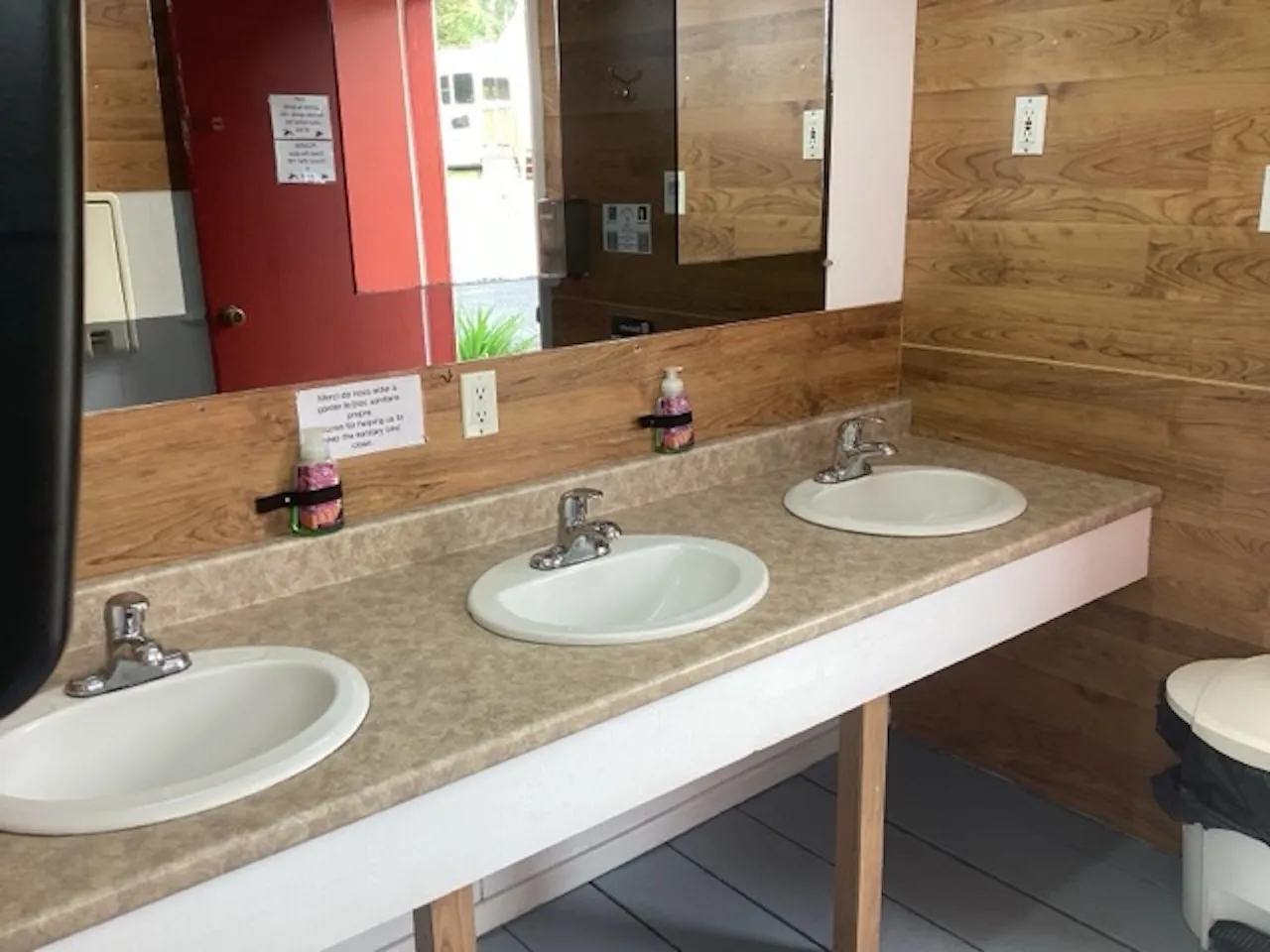 Bloc sanitaire 1 - Lavabos