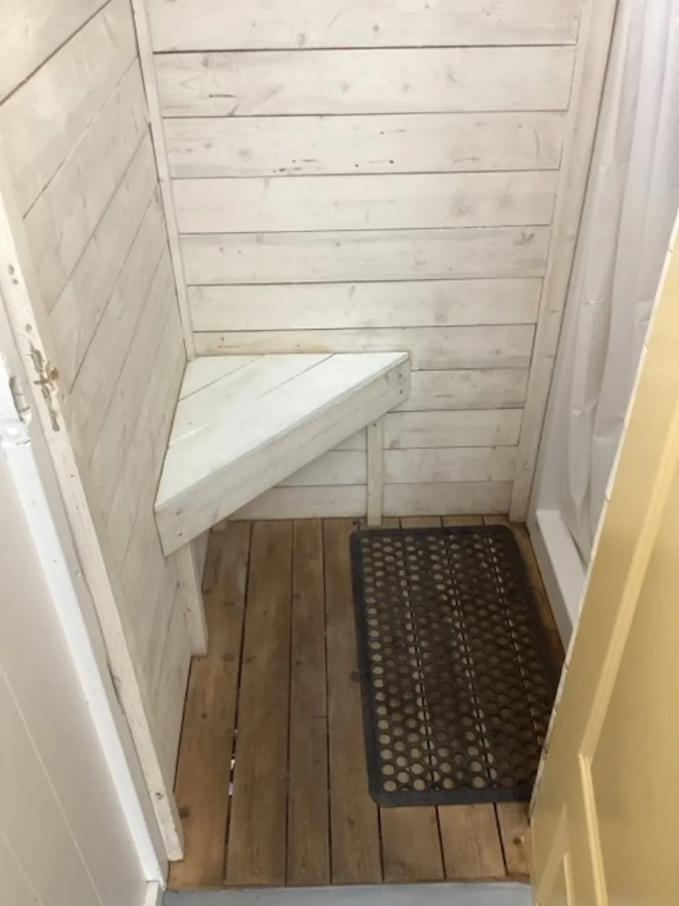 Bloc sanitaire 1 - Entrée de la douche