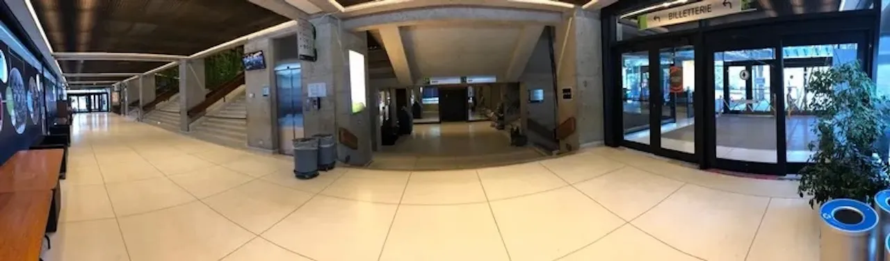 Accès vers la billetterie (en passant par le vestibule à droite de l'image)