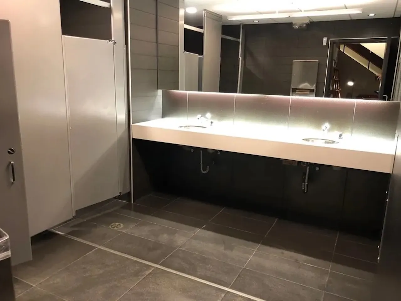 Salle de toilettes femmes - Près de la salle Octave-Crémazie