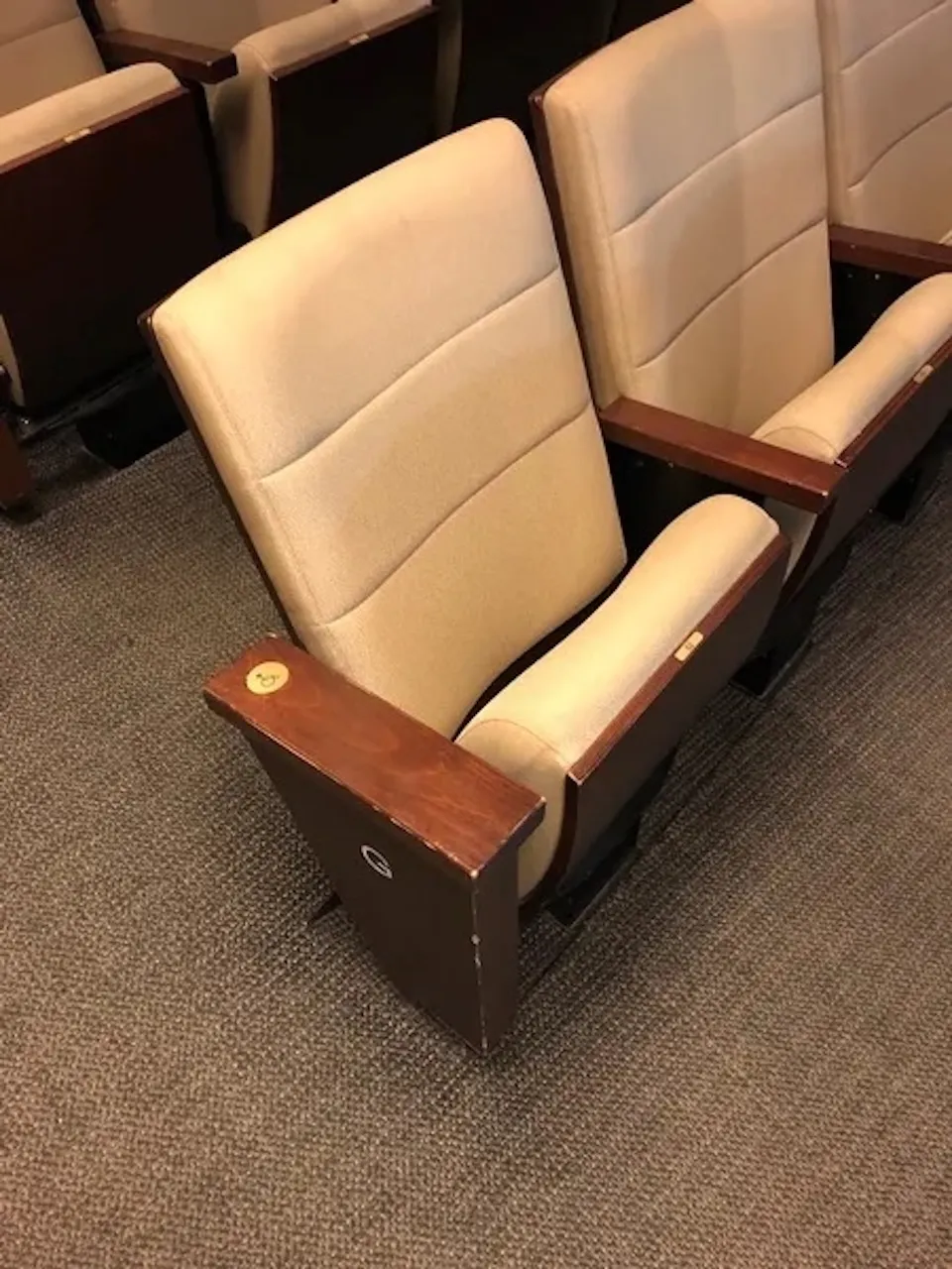 Fauteuil réservé pour les personnes à mobilité réduite - Salle Louis-Fréchette