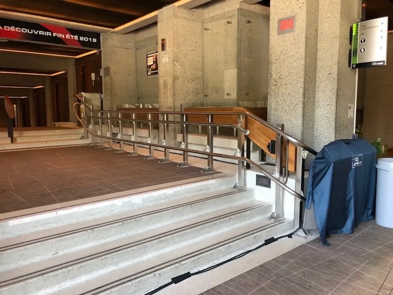 Présence d'un monte-personne dans les escaliers pour accéder à la section côté impair (idem du côté pair)