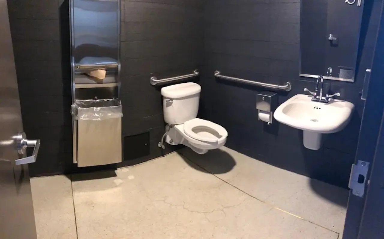 Salle de toilette accessible - Niveau Corbeille