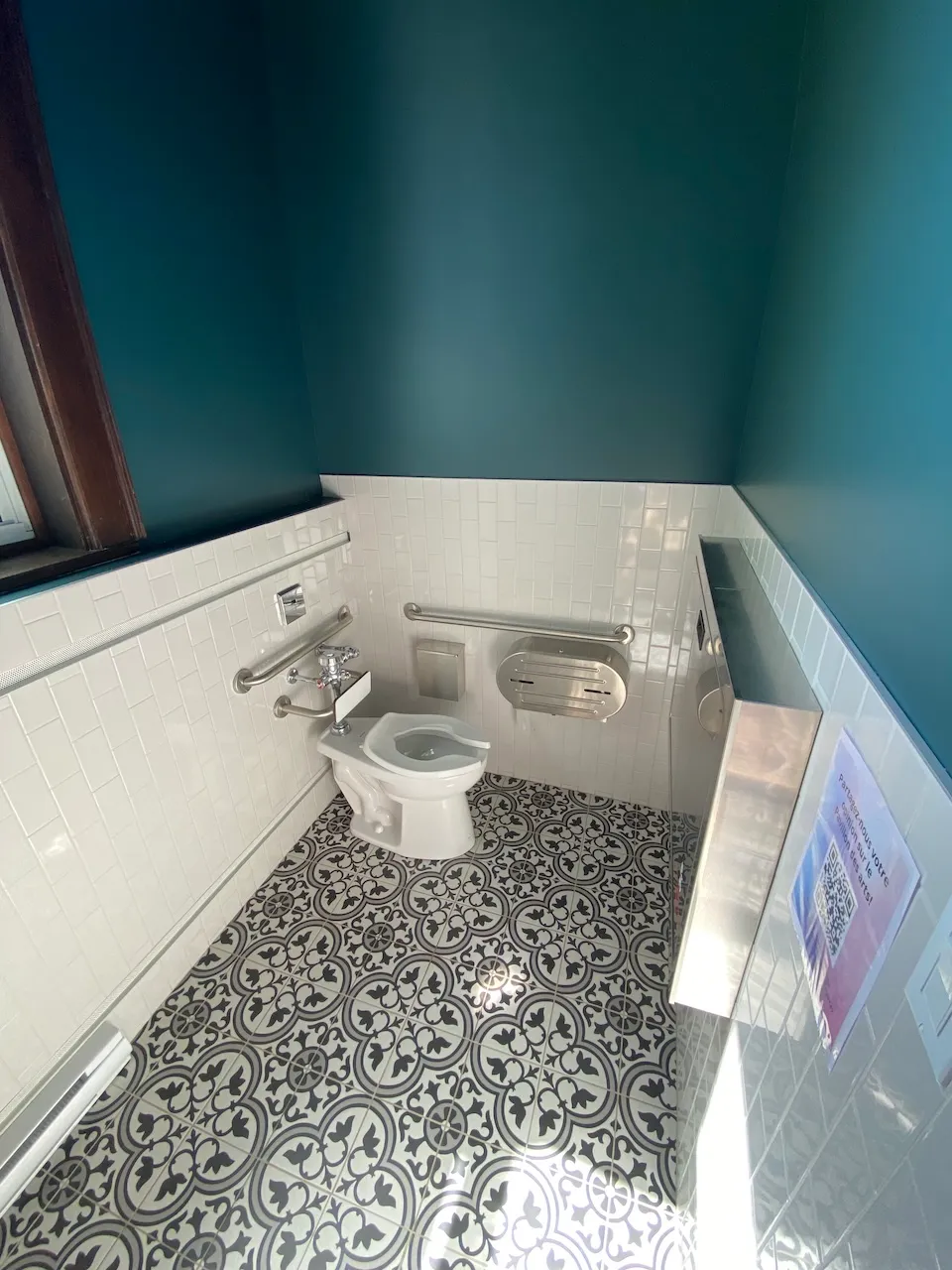 Ground-floor bathroom stall