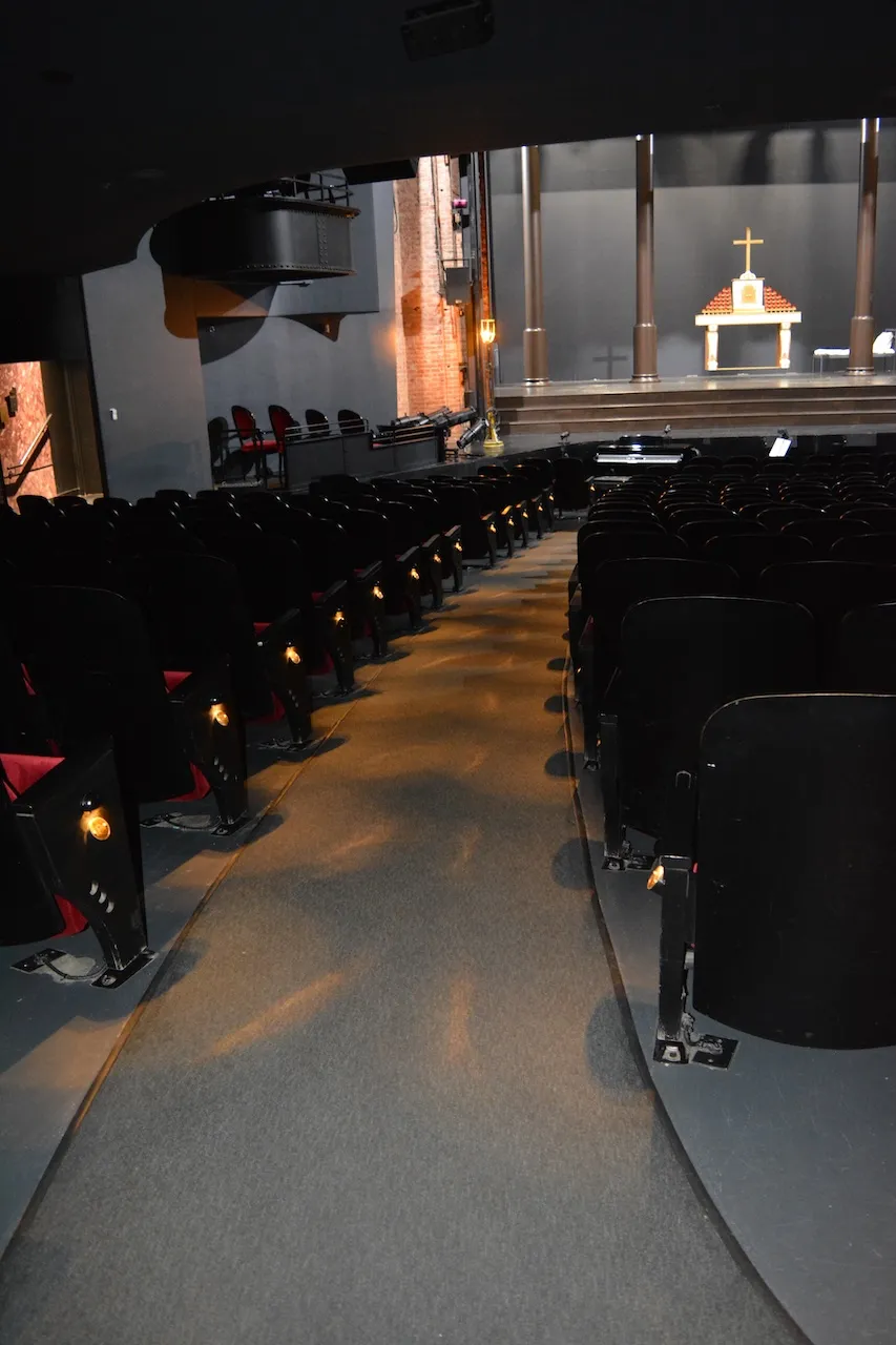 Salle Gascon-Roux - allée pente 10% - niveau parterre