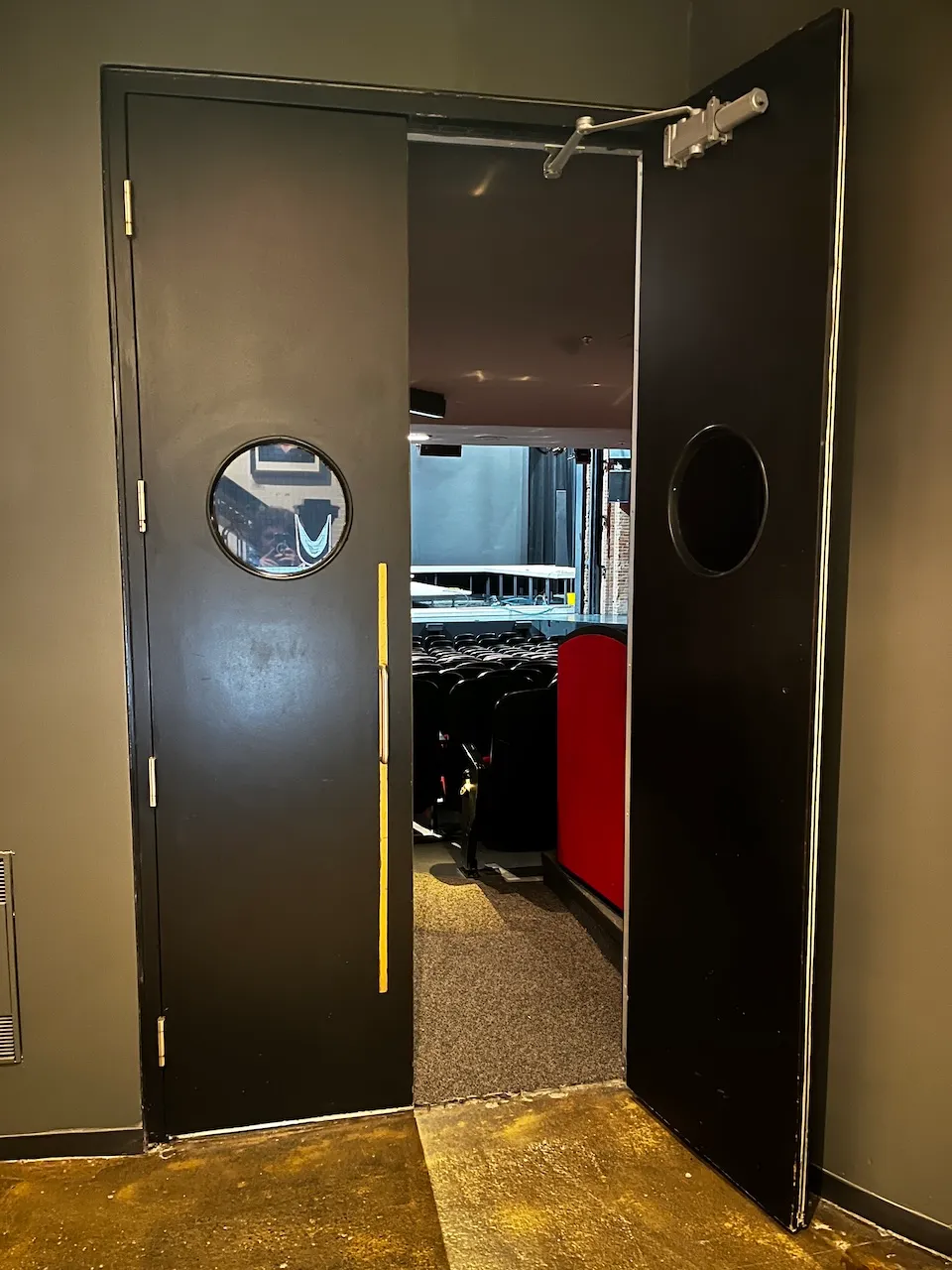 Salle Gascon-Roux - entrée - porte double