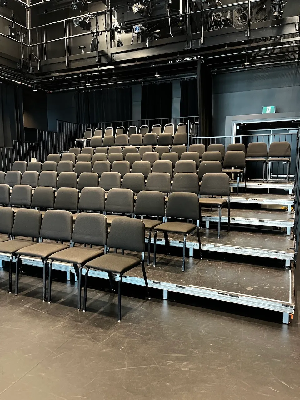 Salle Réjean-Ducharme - places réservées - vue vers la salle