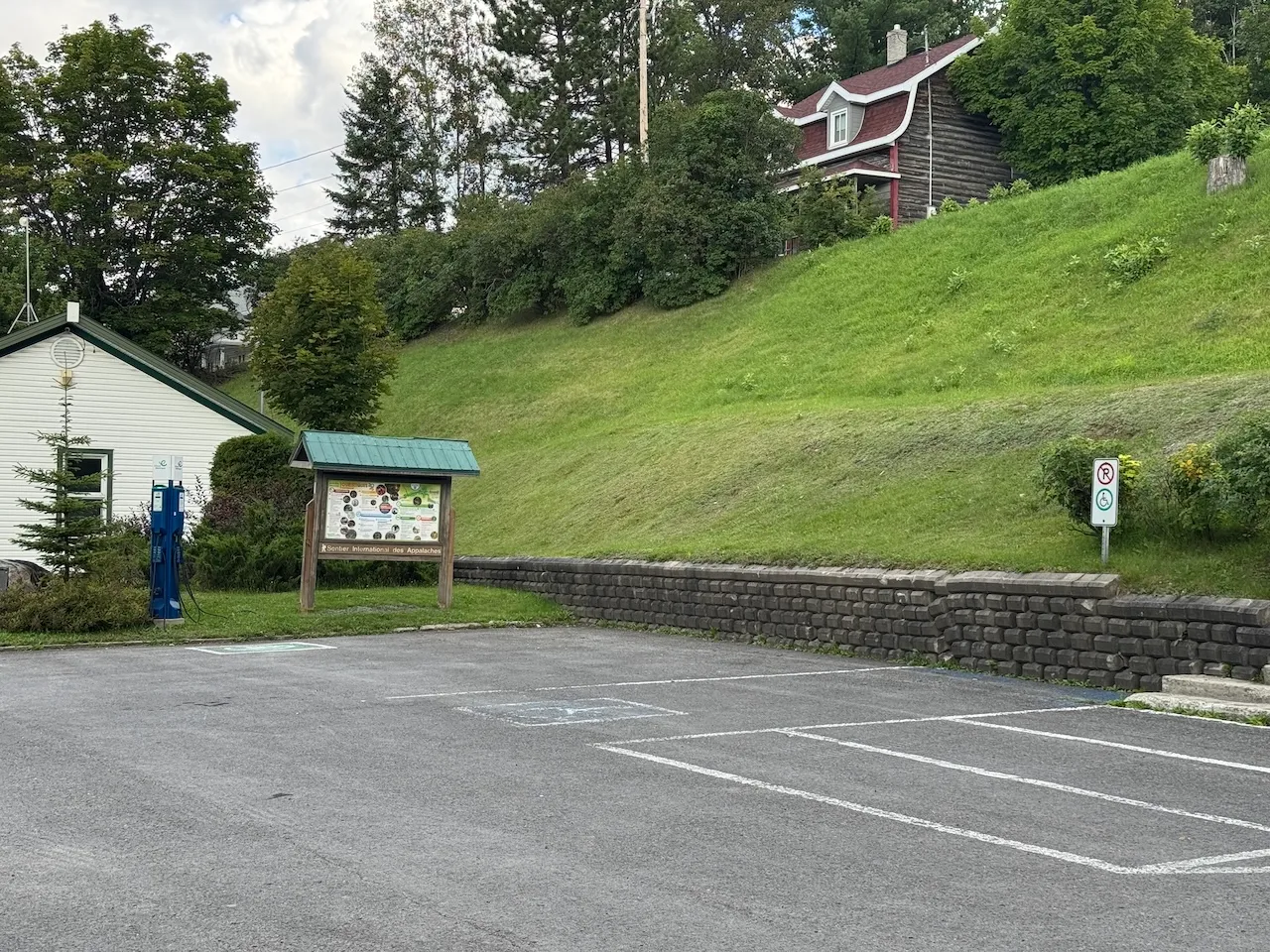 Stationnement du bureau d'information touristique - Près du bâtiment d'accueil