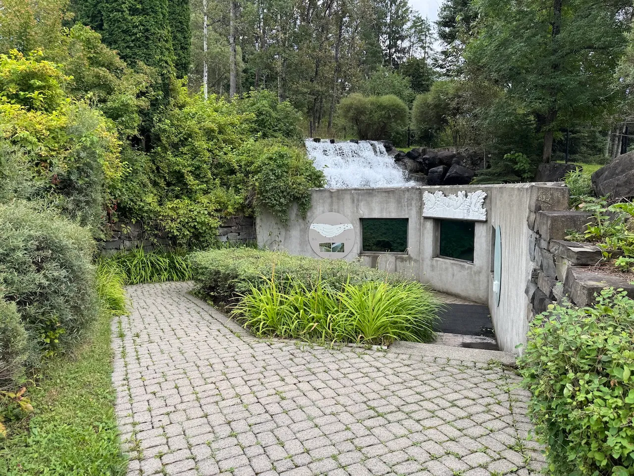 Bassin à saumon - Allée en pente