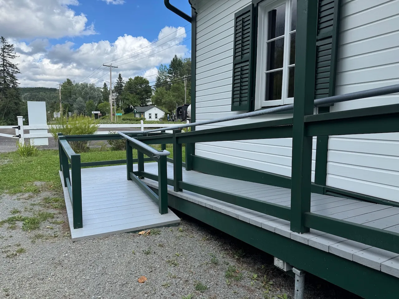 Musée - Entrée secondaire avec rampe