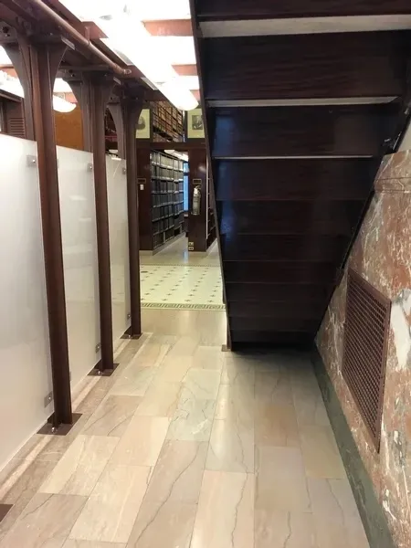 Section restreinte du parcours principal pour accéder à l'intérieur de la bibliothèque