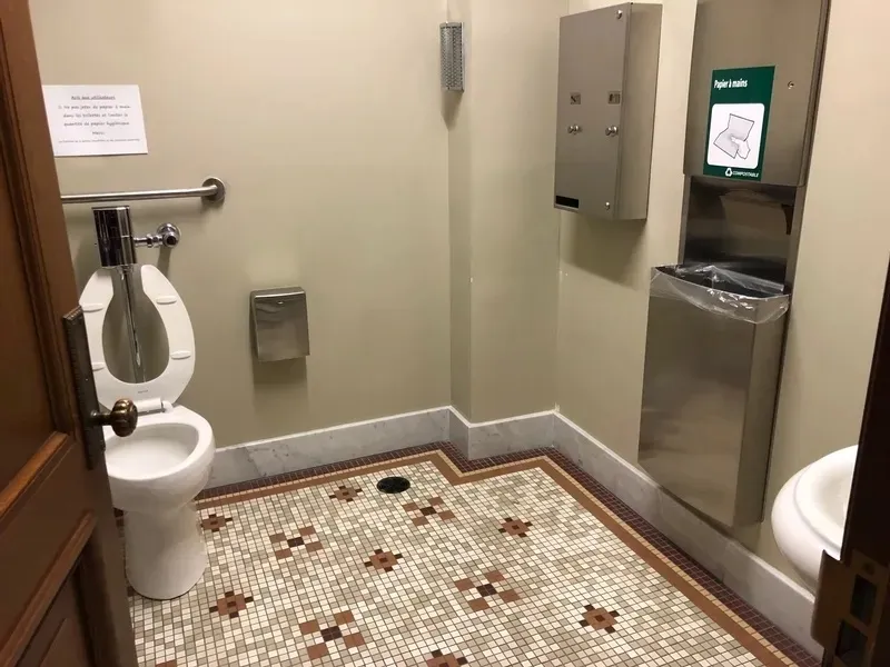 Salle de toilette aménagée pour les personnes handicapées située au sous-sol de la bibliothèque