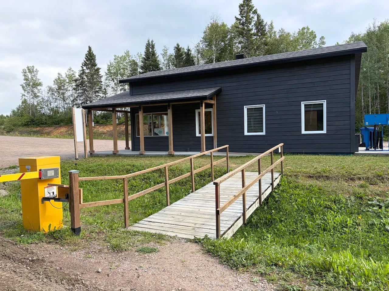 Bâtiment d'accueil - Rampe menant au site