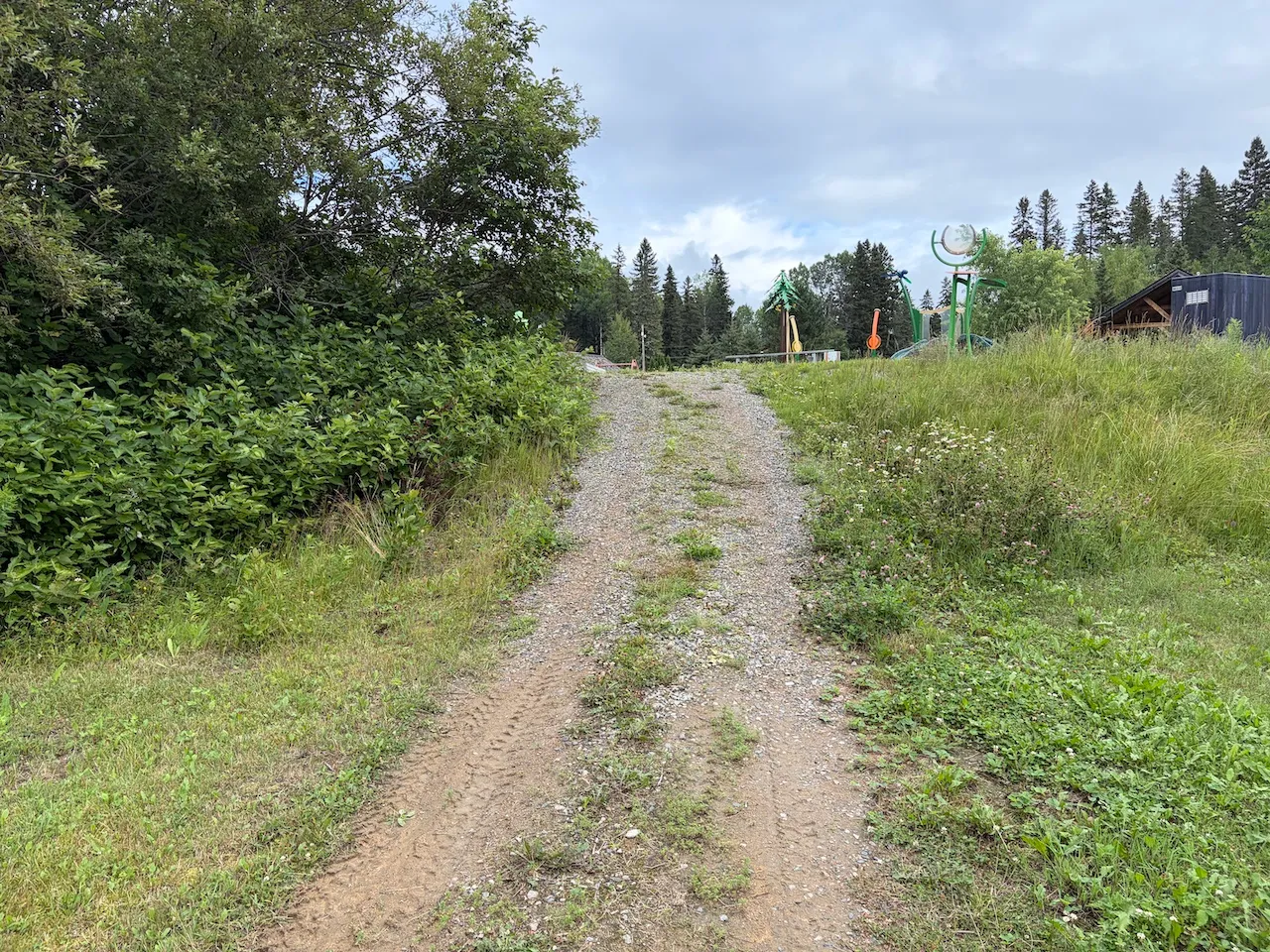 Sentier en pente à la sortie du moulin