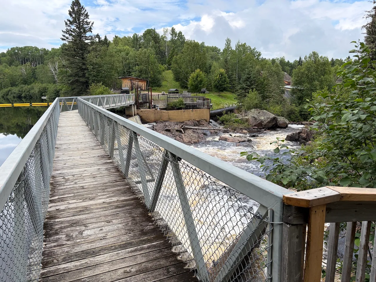 Passerelle menant au belvédère