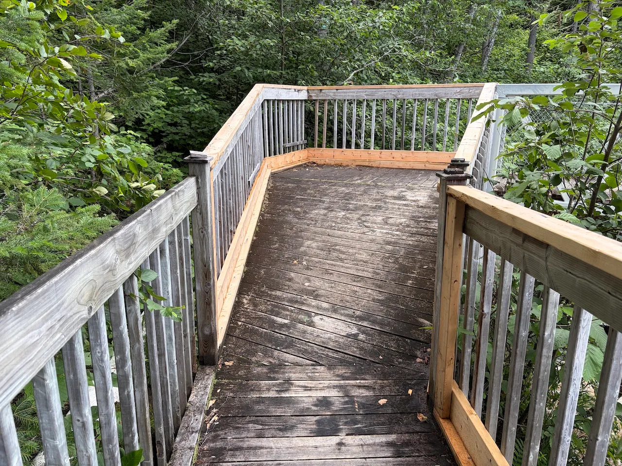 Passerelle menant au belvédère - Pallier en pente abrupte