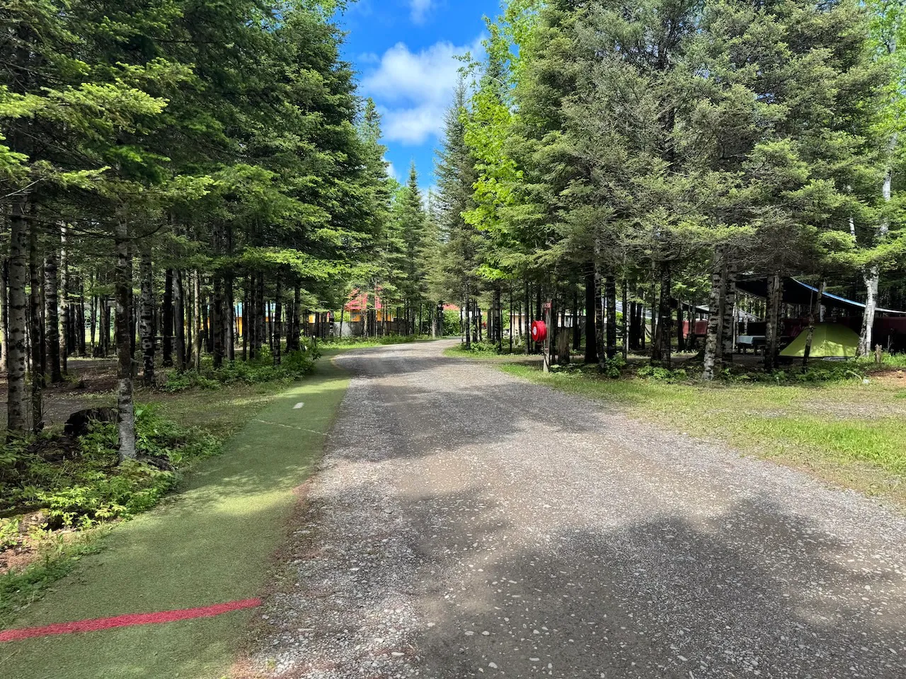 Sentier vers la rivière