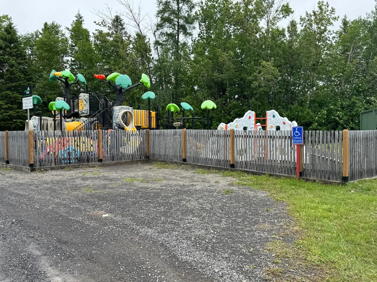 Stationnement réservé près de l'aire de jeux